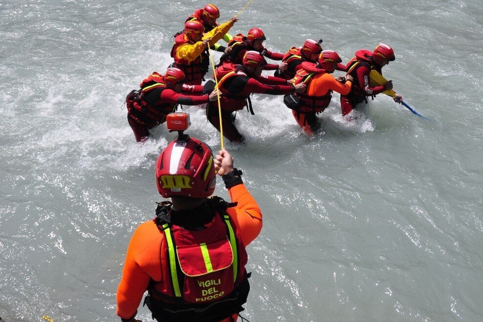 Totem Advenuture In bright red and yellow gear, the rescue team practises diligently in the river, with one member firmly holding a rope for safety. Their skills are vital for adventures such as kayaking and rafting in the Aosta Valley or near Pre Saint Didier. Rafting Kayaking Paragliding Canyoning Aosta Valley