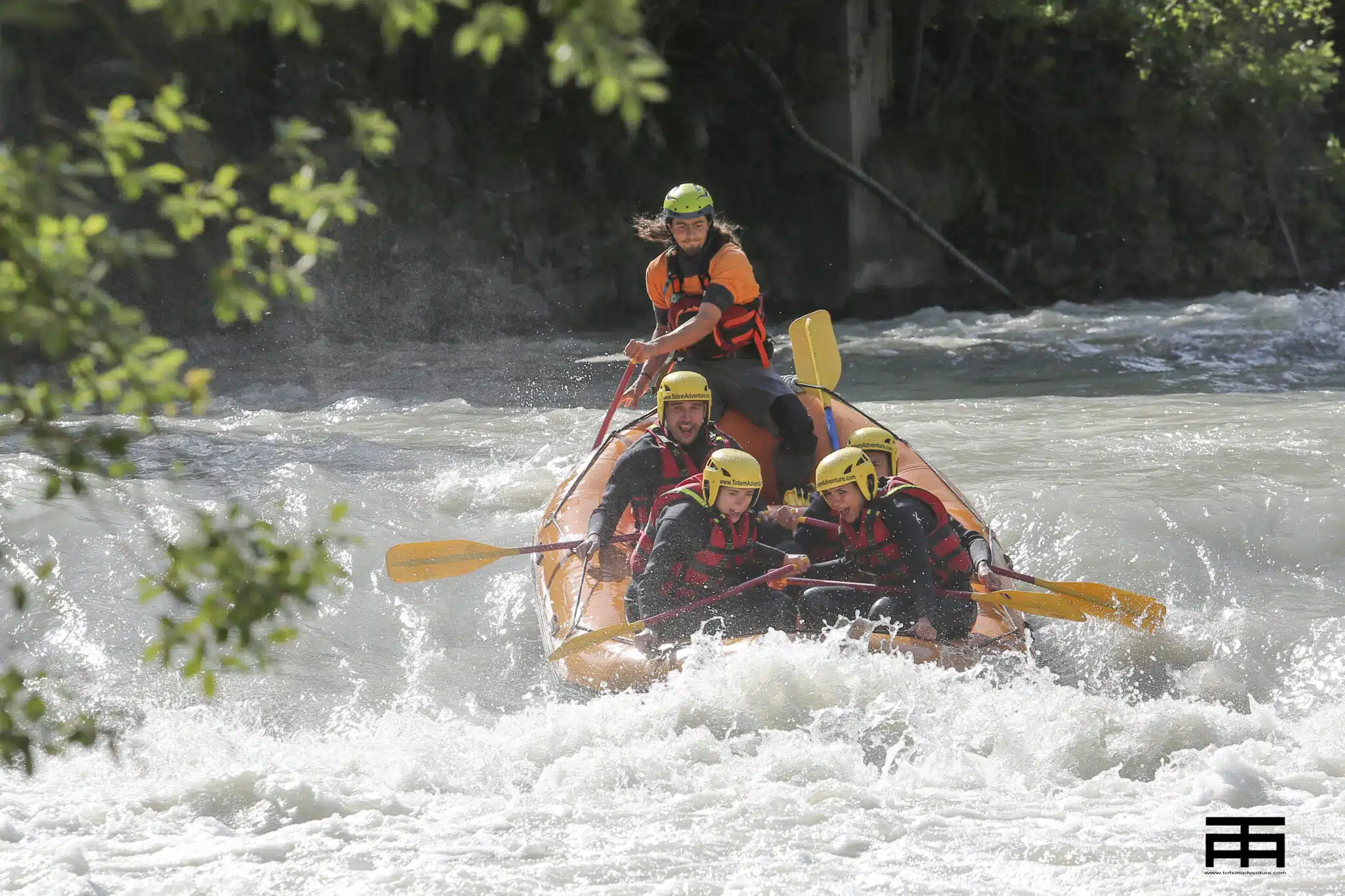 Totem Advenuture Prova l'emozione del rafting in acque bianche a Pré-Saint-Didier mentre navighi tra le rapide con remi gialli, casco in testa, completamente equipaggiato per l'avventura. Unisciti a noi per esperienze outdoor indimenticabili in Valle d'Aosta. Rafting Kayaking Parapendio Canyoning Valle d’Aosta