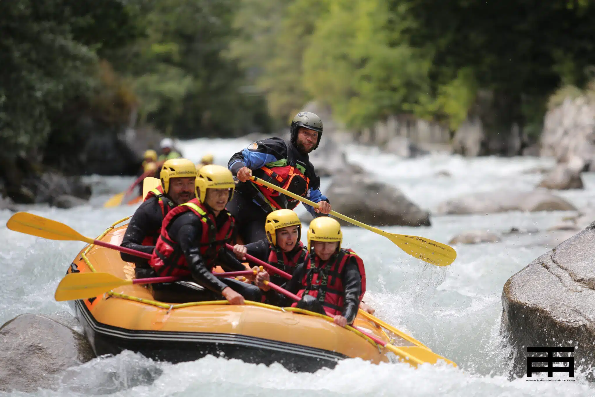 Totem Advenuture Provate l'emozione del rafting in acque bianche in Valle d'Aosta, dove il vostro gruppo naviga su un fiume roccioso con una guida esperta di Pré-Saint-Didier che vi guida. Indossando caschi e giubbotti, siete tutti pronti per un'avventura all'aria aperta indimenticabile. Rafting Kayaking Parapendio Canyoning Valle d’Aosta