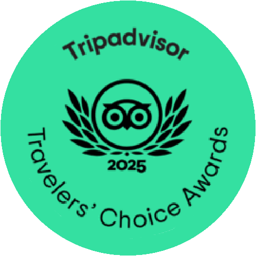 Totem Advenuture Distintivo circolare verde con gufo e alloro, con l'etichetta Tripadvisor 2025 Travelers' Choice Awards, perfetto per celebrare esperienze top come il kayak Valle d'Aosta o il rafting Valle d'Aosta. Rafting Kayaking Parapendio Canyoning Valle d’Aosta