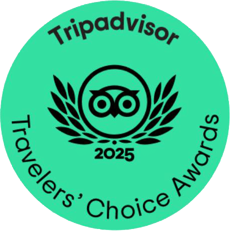 Totem Advenuture Badge Tripadvisor 2025 Travelers' Choice Awards con l'icona di un gufo al centro, perfetto per le migliori esperienze di rafting Valle d'Aosta e kayak Valle d'Aosta. Rafting Kayaking Parapendio Canyoning Valle d’Aosta