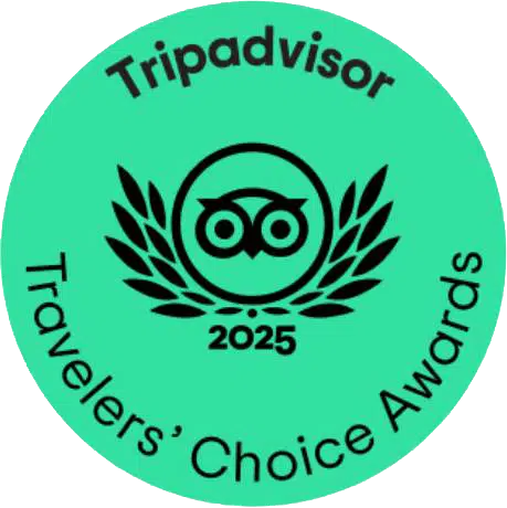Totem Advenuture Badge Tripadvisor 2025 Travelers' Choice Awards con l'icona di un gufo al centro, perfetto per le migliori esperienze di rafting Valle d'Aosta e kayak Valle d'Aosta. Rafting Kayaking Parapendio Canyoning Valle d&rsquo;Aosta