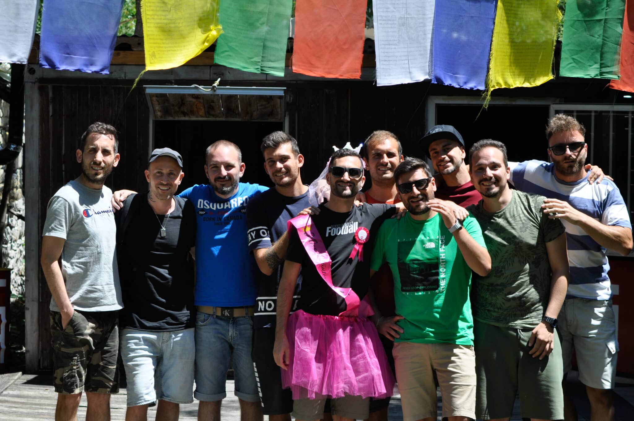 Gruppo di amici durante una discesa di rafting sulla Dora Baltea in Valle d'Aosta per festeggiare addio al celibato